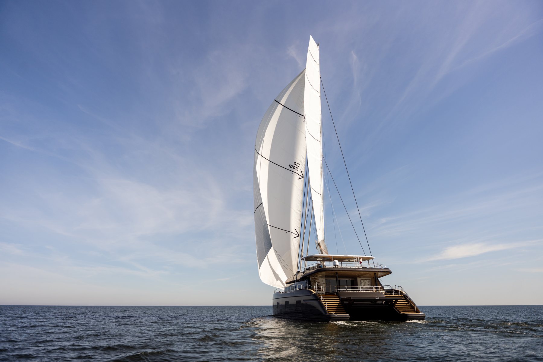 Sunreef 100 Eco Ipharra sailing at sea